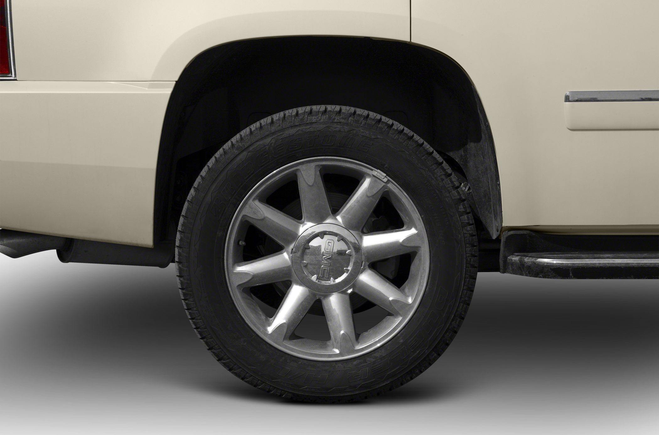 Alloy wheel and Bridgestone tire with rear wheel arch and steel step bar
