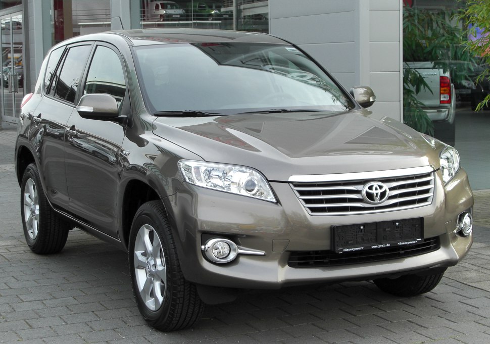 Front grille with headlights and fog lights on SUV