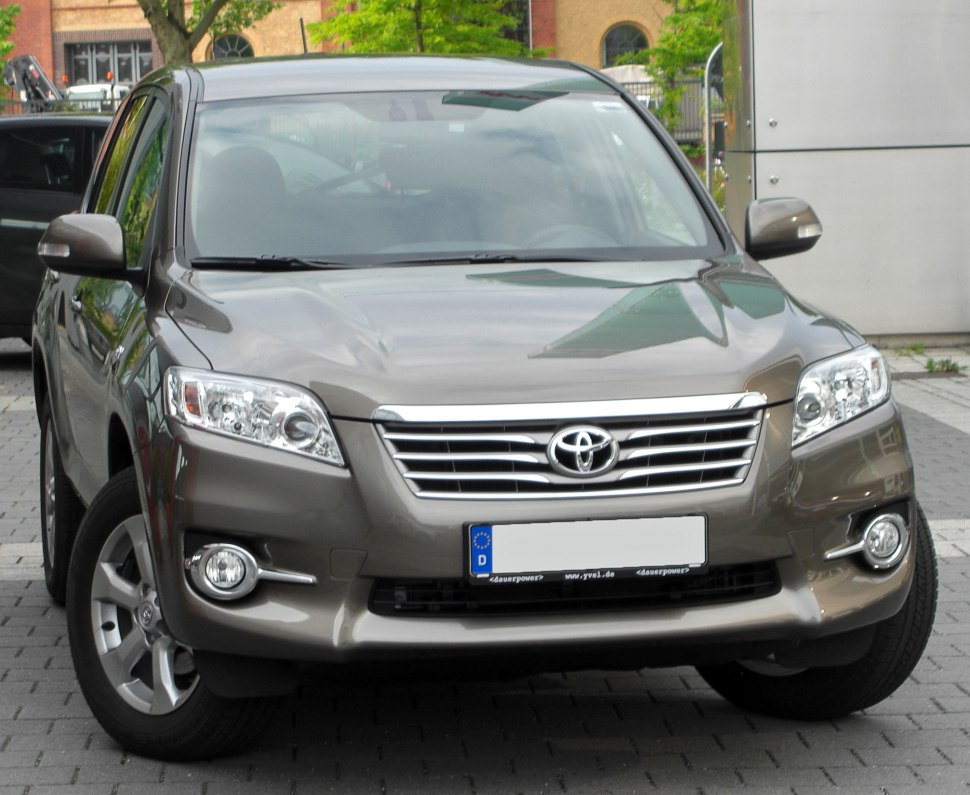 Front view with grille, headlights, and fog lights of an SUV