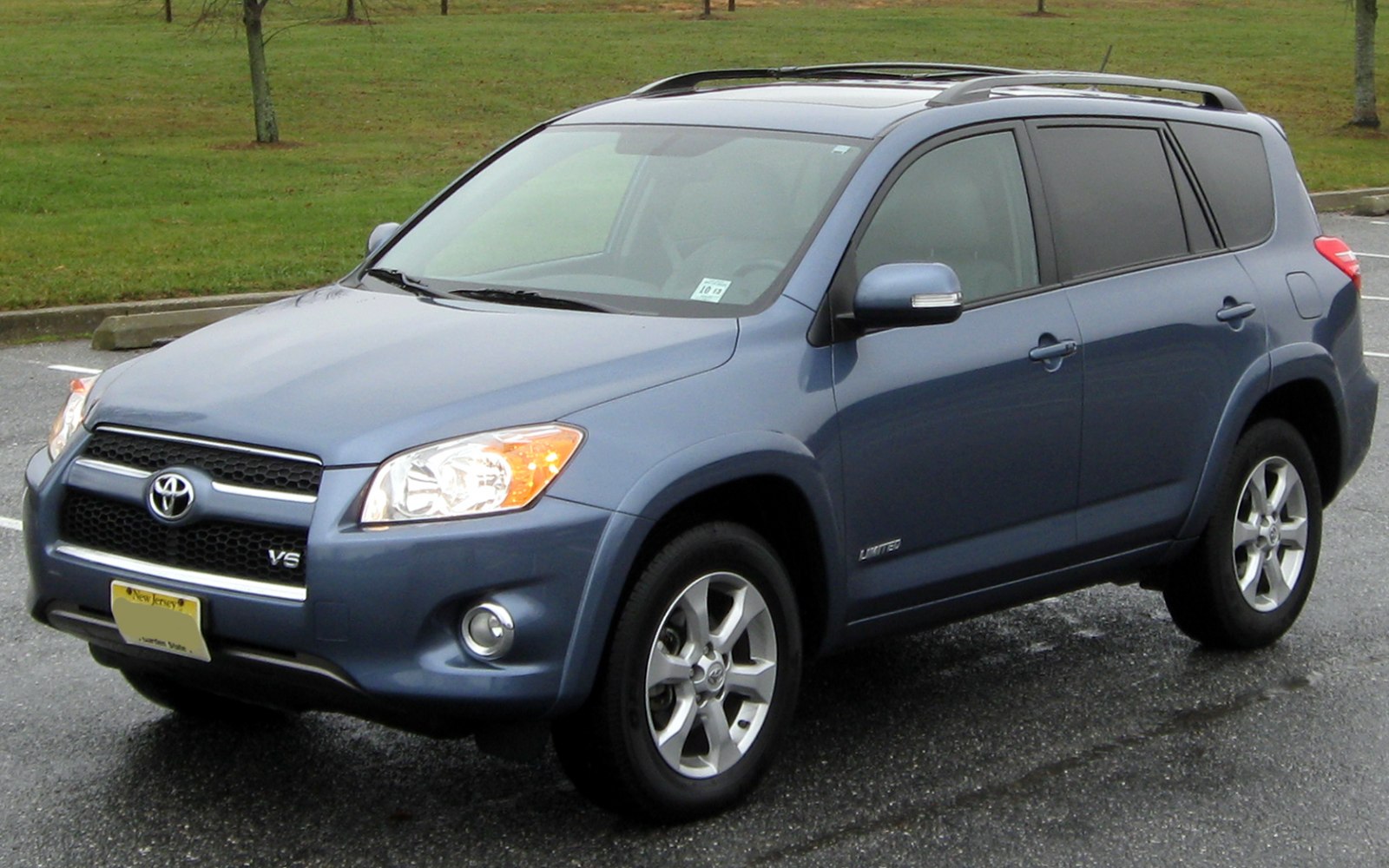 Front-side view with grille and alloy wheels of SUV