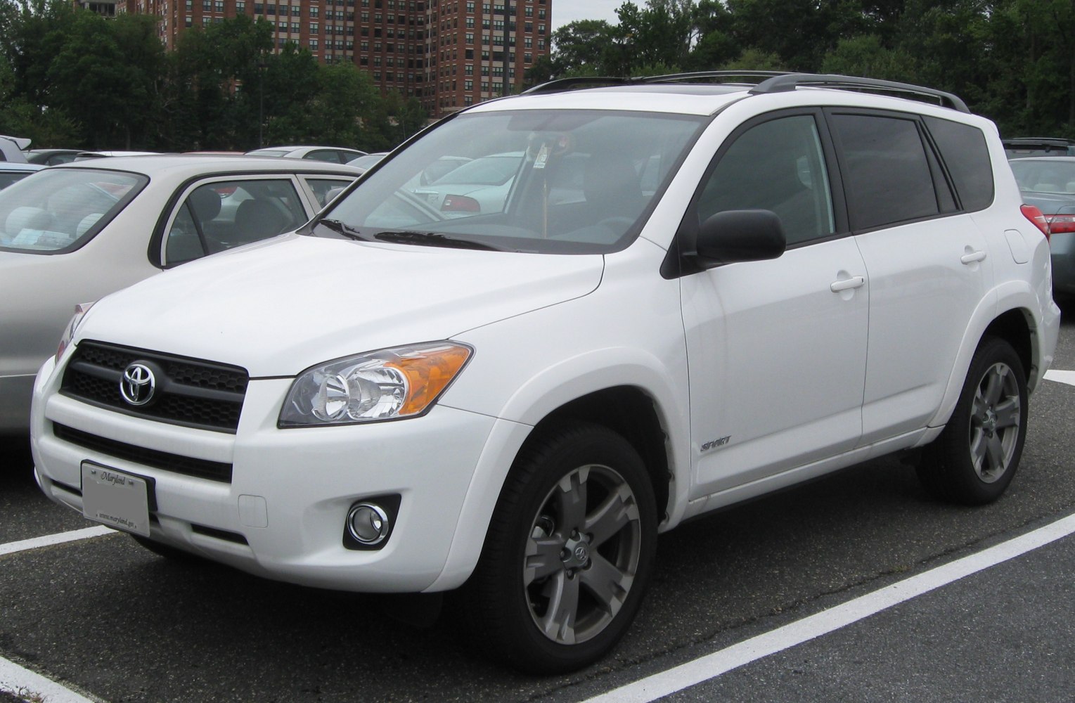 White SUV with alloy wheels and roof rails front three-quarter view