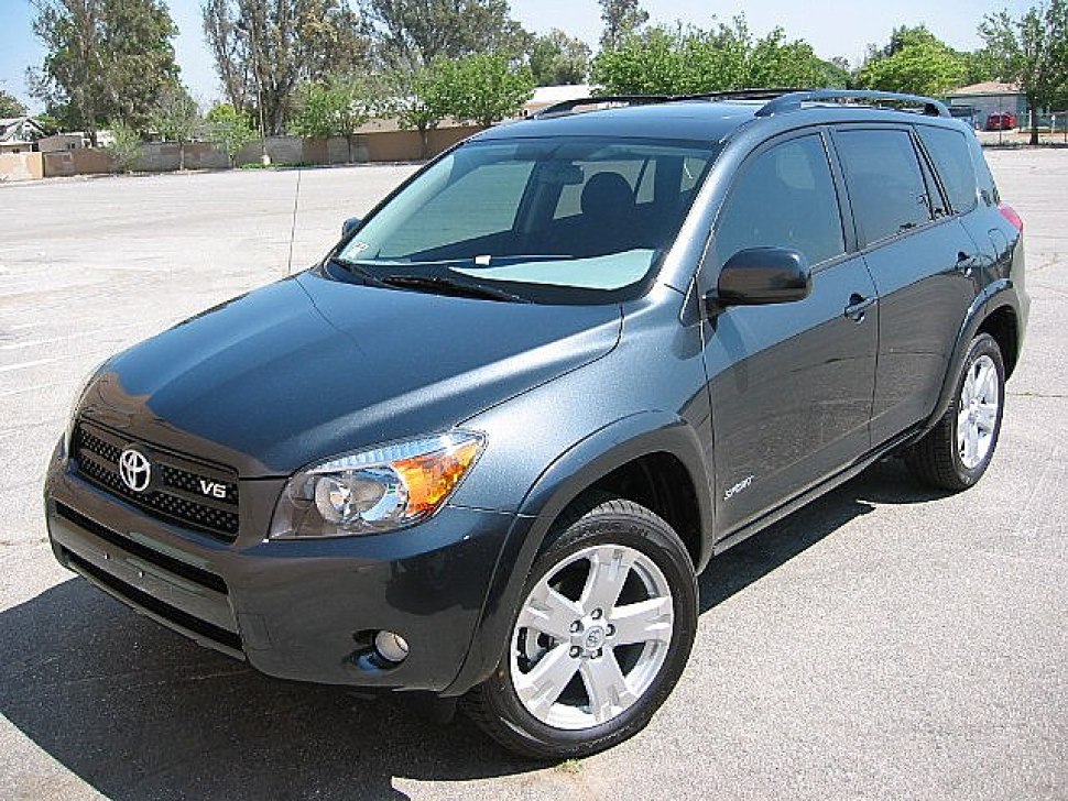 Front-side view of SUV with V6 badge and alloy wheels