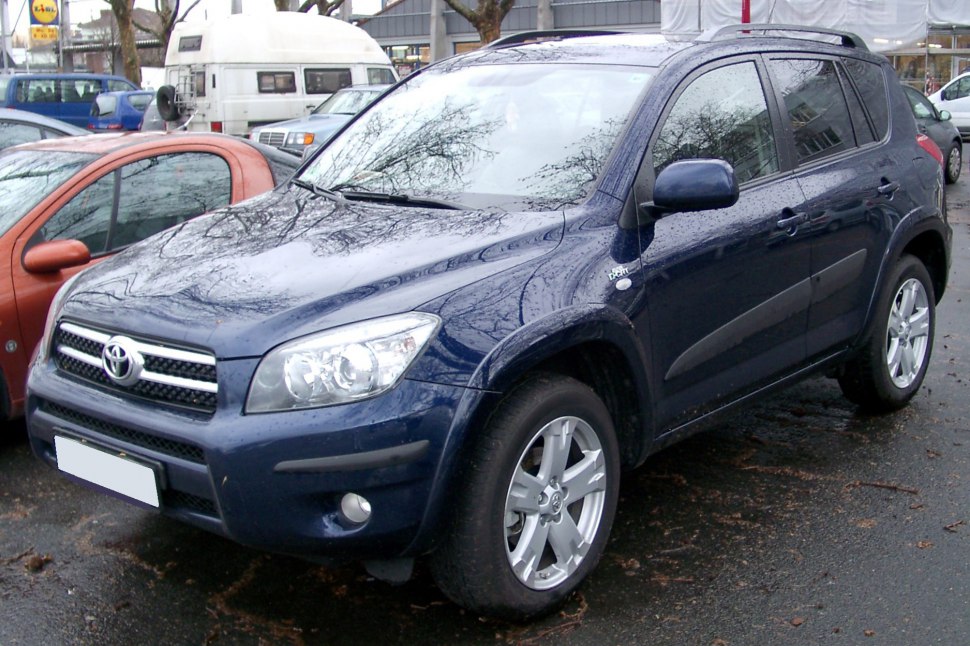 Front three-quarter view of mid-2000s SUV with roof rails and alloy wheels