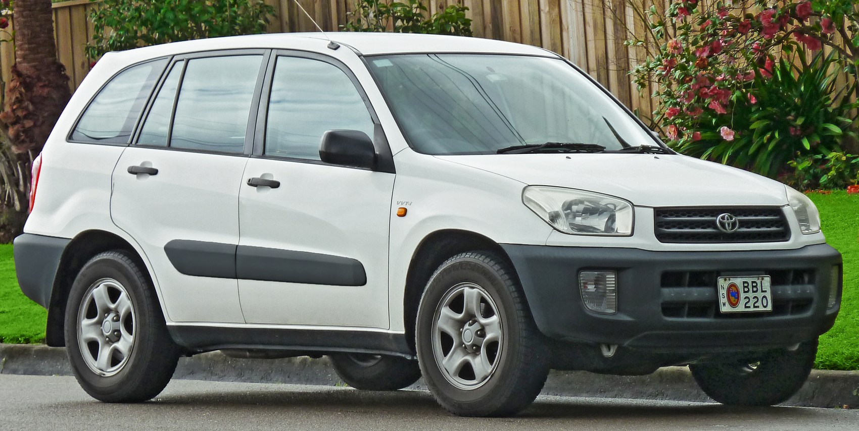 White compact SUV with black side mouldings and alloy wheels