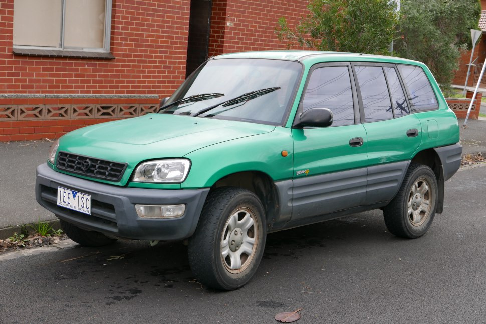 Boxy compact SUV with rugged plastic cladding and five doors