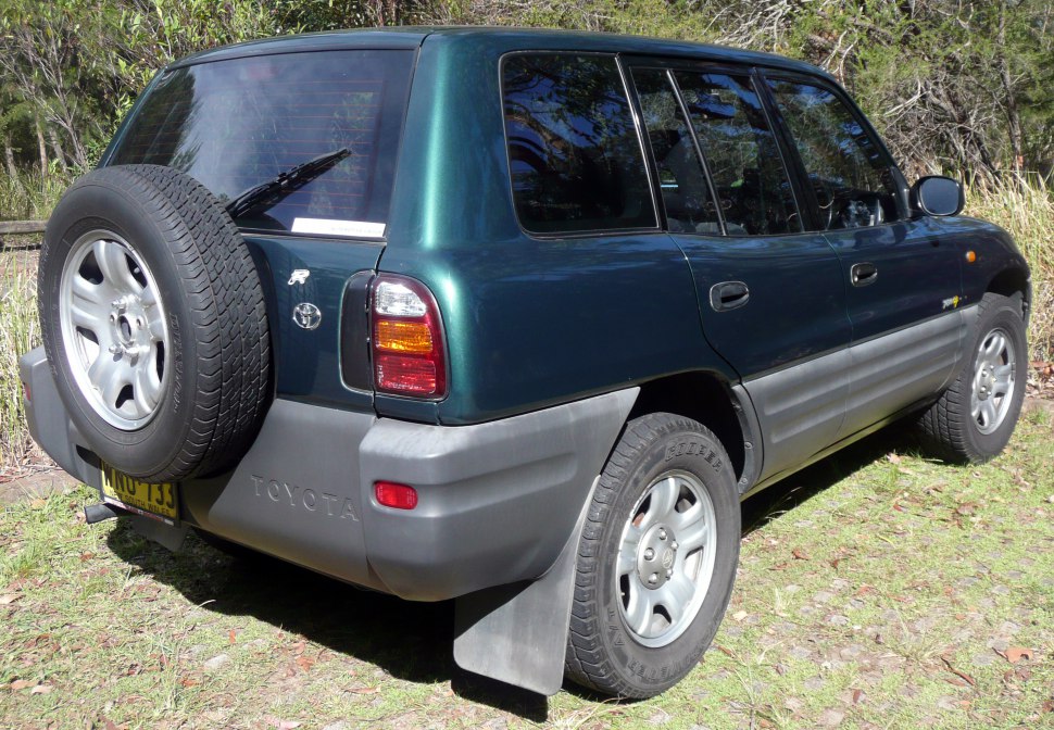 Rear side view with mounted spare tire and 5-door body design