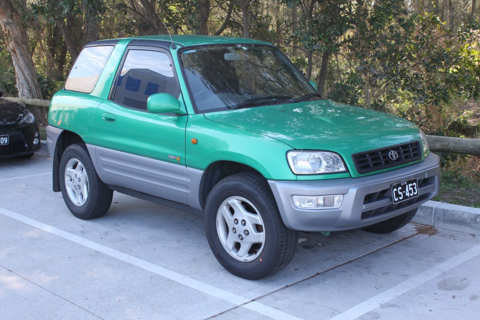 Front side view of a green 3-door compact SUV with facelift design.