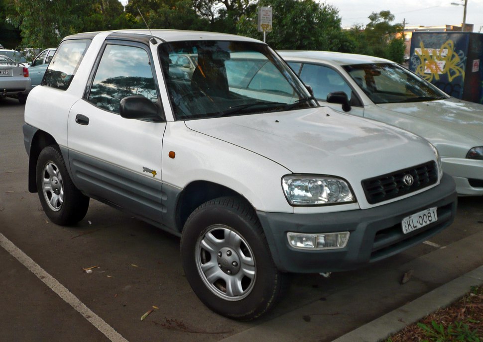 Front side view of 3-door SUV with gray cladding and compact rugged design