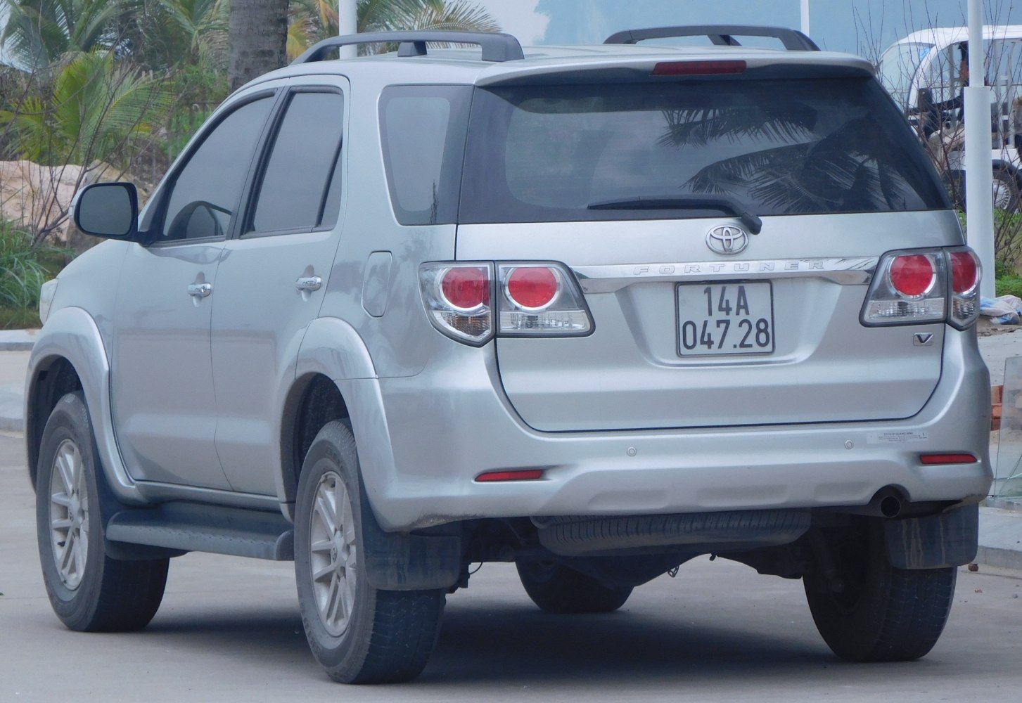 Rear view of mid-2010s SUV with distinctive taillights and hidden spare tire