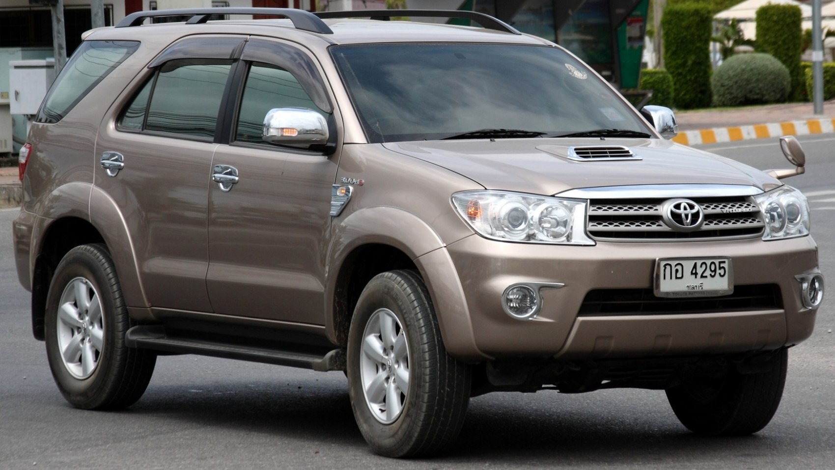 Front side view of SUV with distinct grille and rounded headlamps