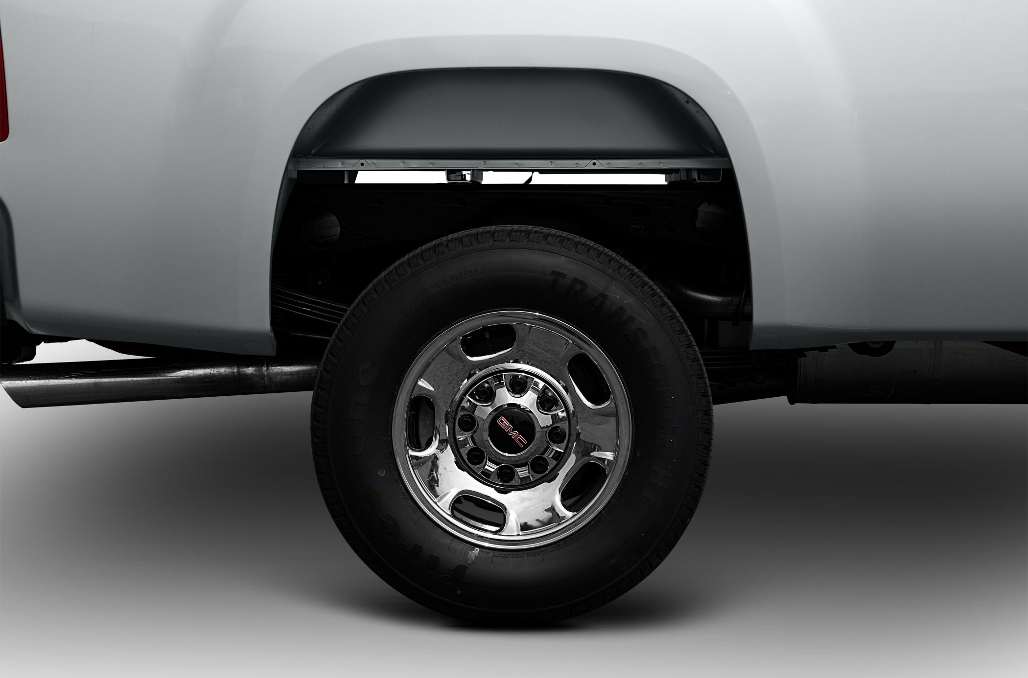 Rear wheel and fender well of heavy-duty truck