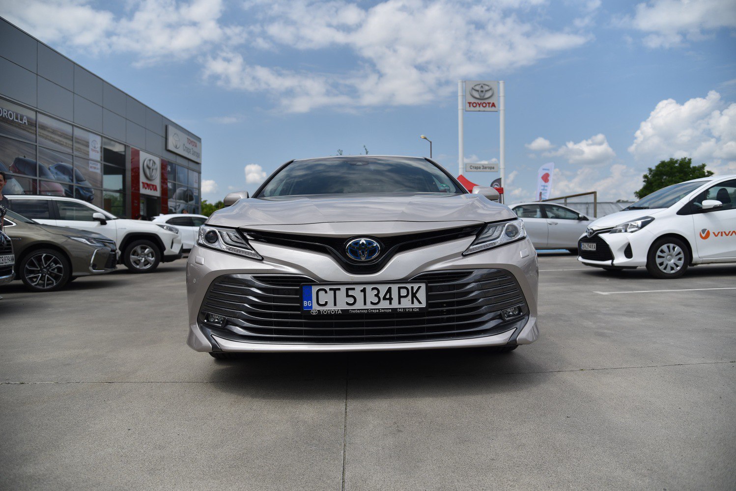 Sharp headlights and aggressive front grille in daylight