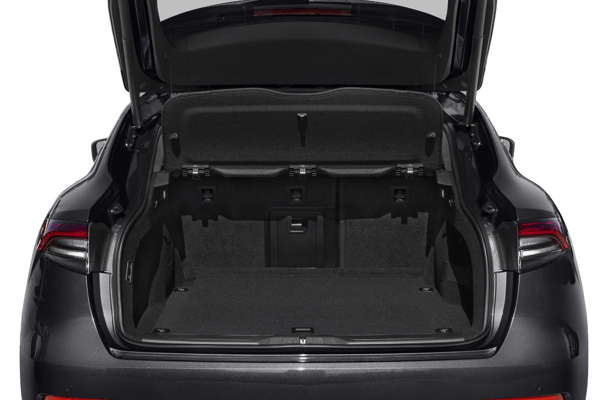 Spacious SUV trunk with rear seat pass-through and cargo cover