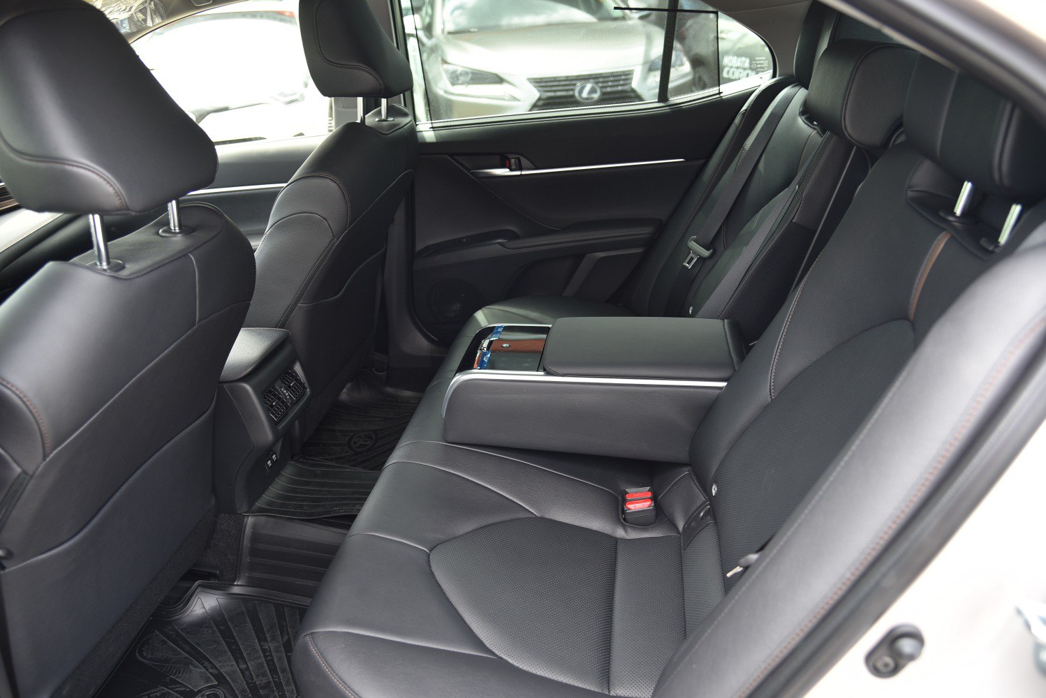 Black leather rear seats with armrest and air vents
