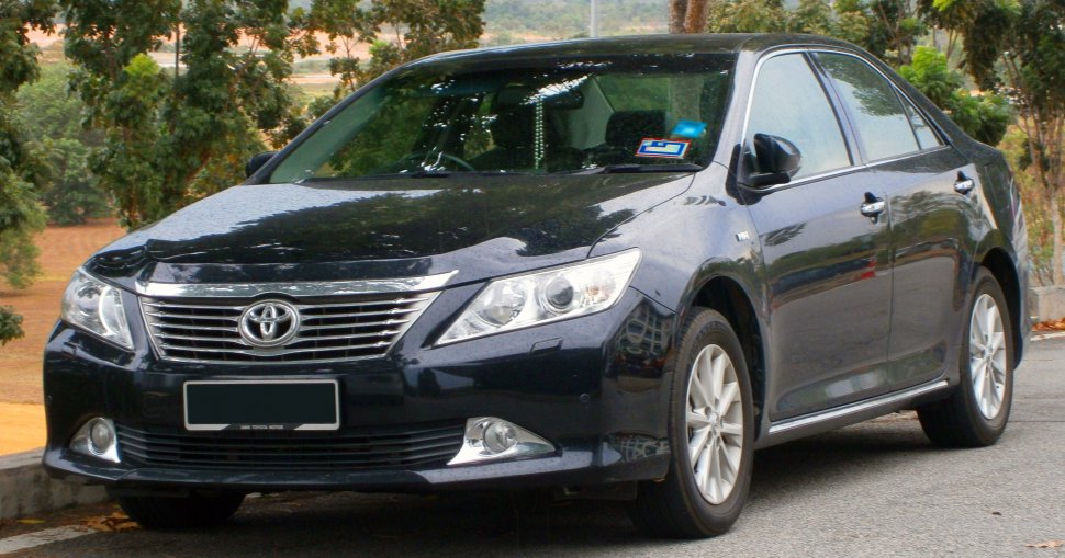 Front grille and side profile of a mid-size sedan with alloy wheels and headlights