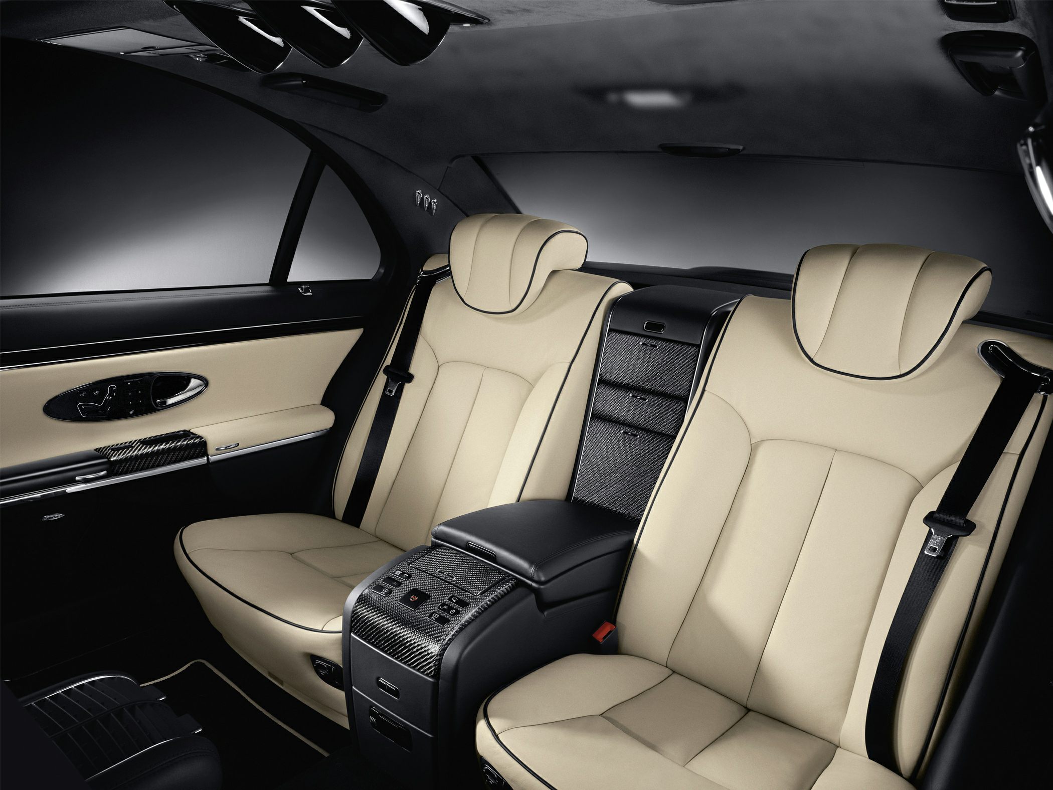 Beige leather rear seats with central control and carbon fiber trim