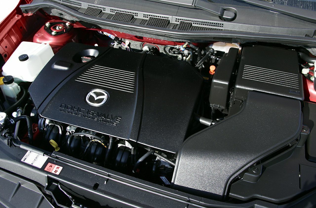 Engine bay with DOHC 16-valve variable valve timing engine