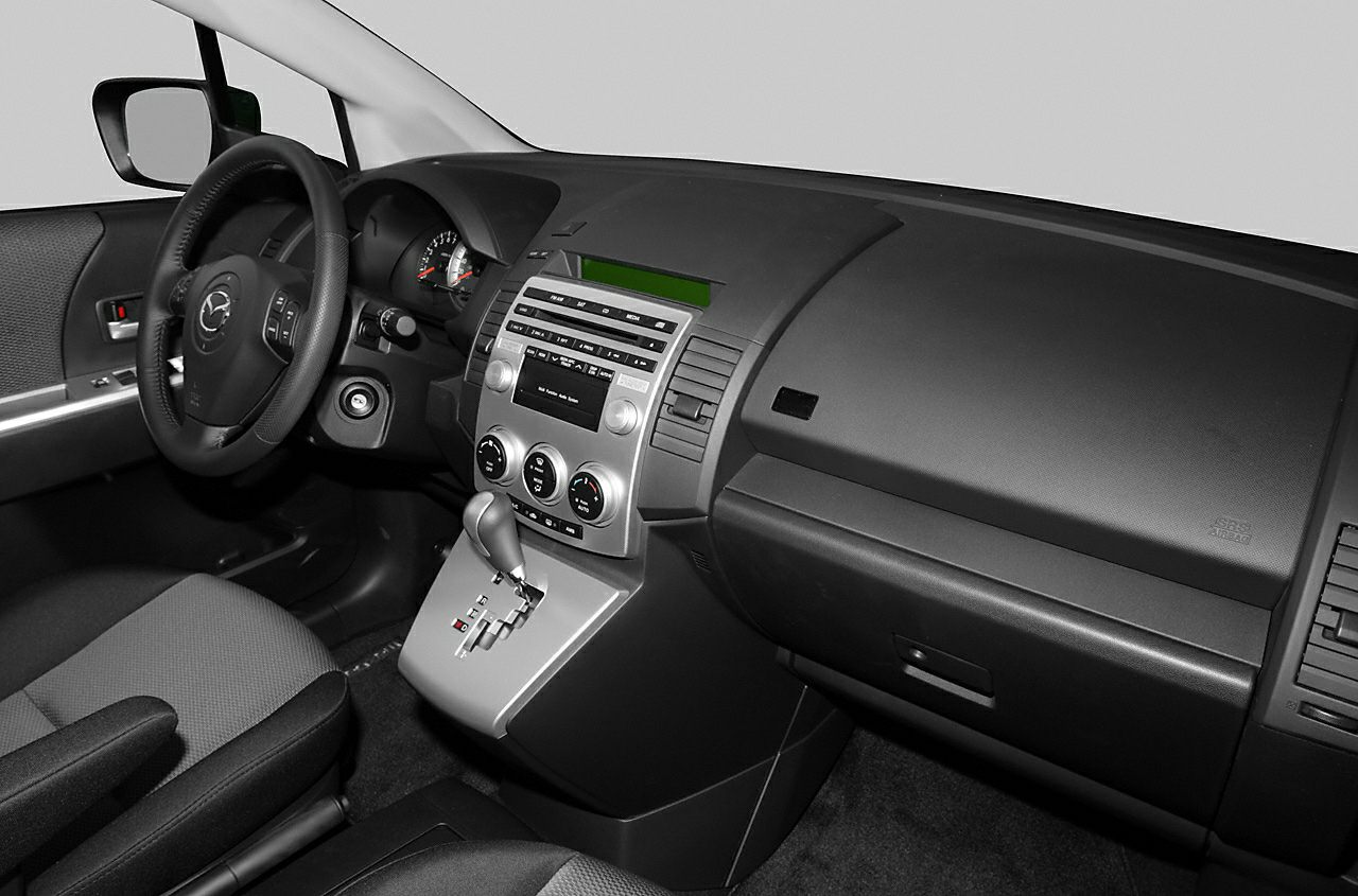 Dashboard and steering wheel with center console and automatic gear shift