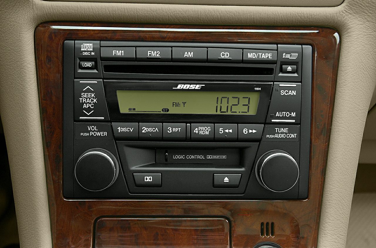 BOSE audio system with CD and MD/Tape player in wooden trim.