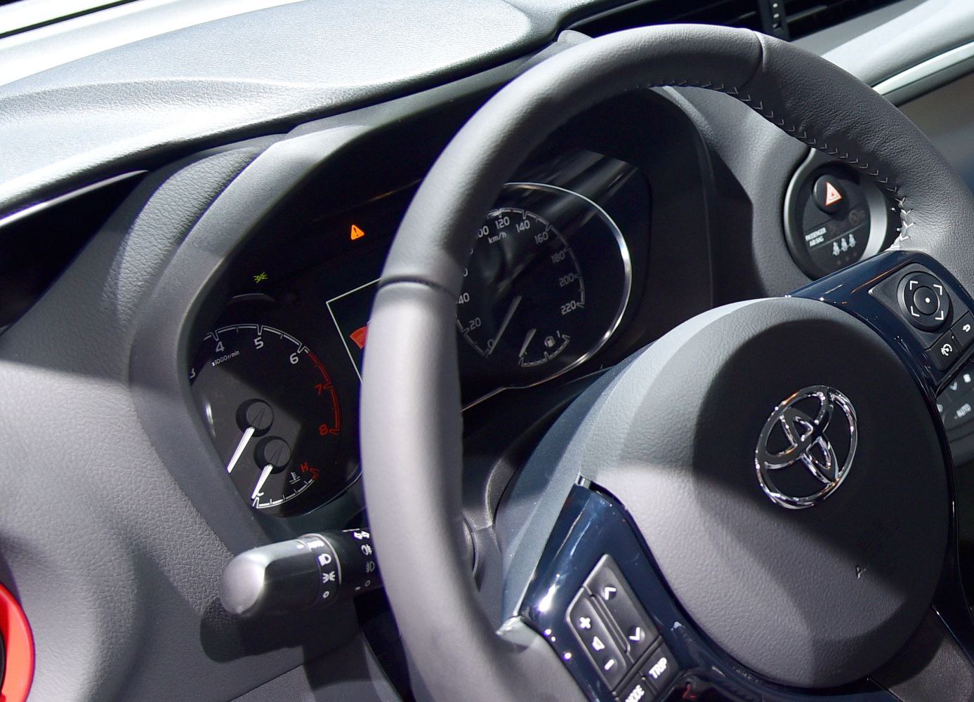 Toyota Yaris III facelift 2017 steering wheel and instrument cluster close-up