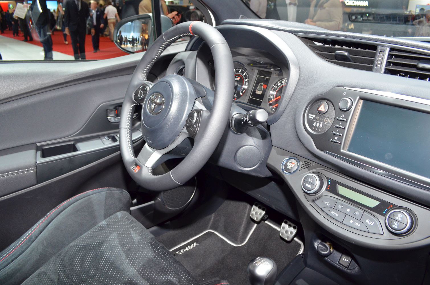 Sporty steering wheel and advanced dashboard with climate control