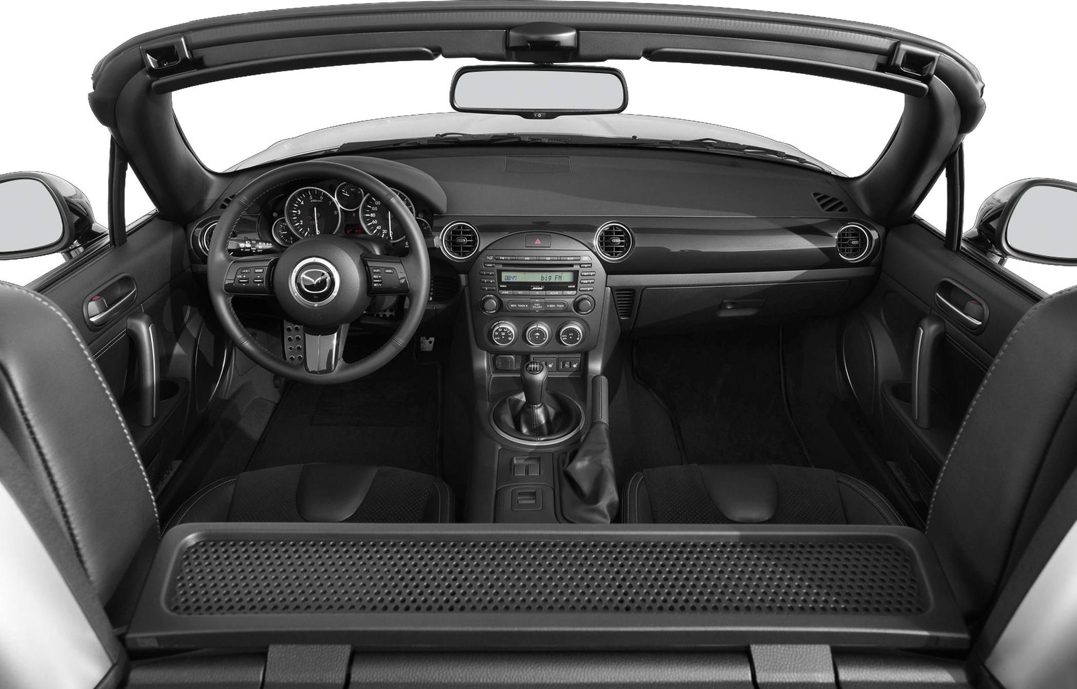 Dashboard, steering wheel, manual gear shift of a roadster interior