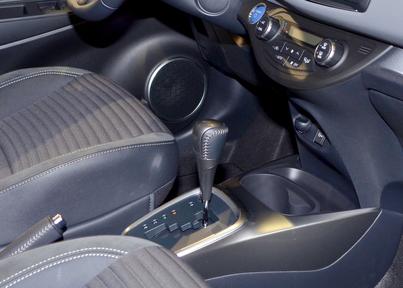 Automatic gearshift lever, stitched seat fabric, climate control panel