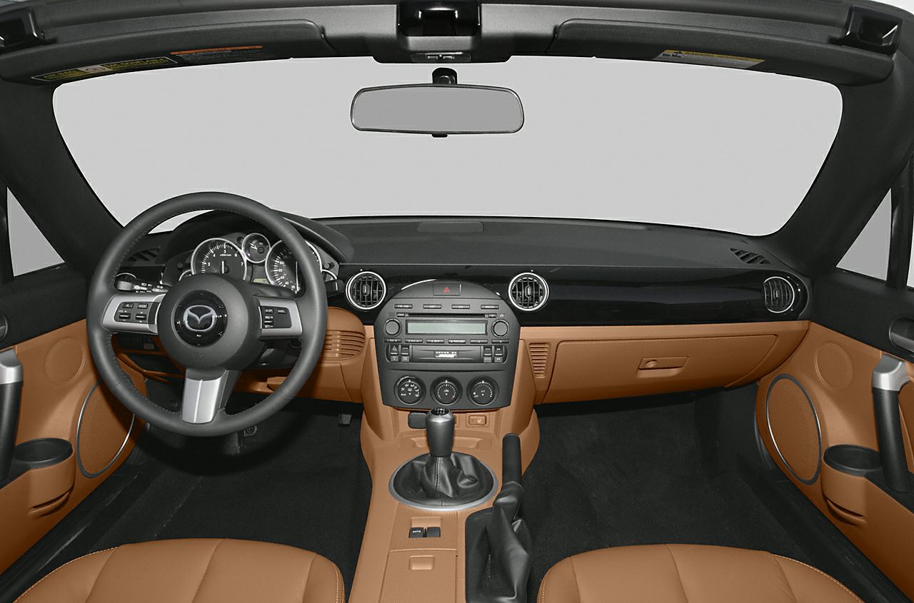 Dashboard, steering wheel, center console interior features
