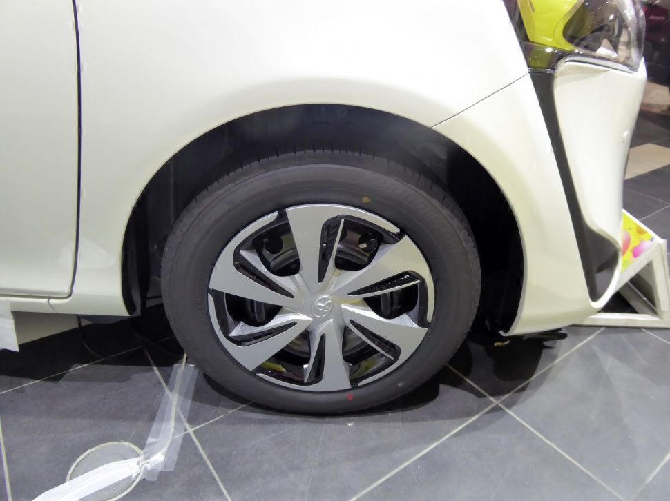 Close-up of alloy wheel and fender area on front side of vehicle