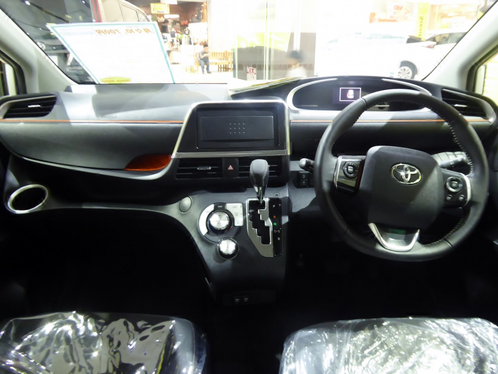 Dashboard, steering wheel with controls, gear shift, central display