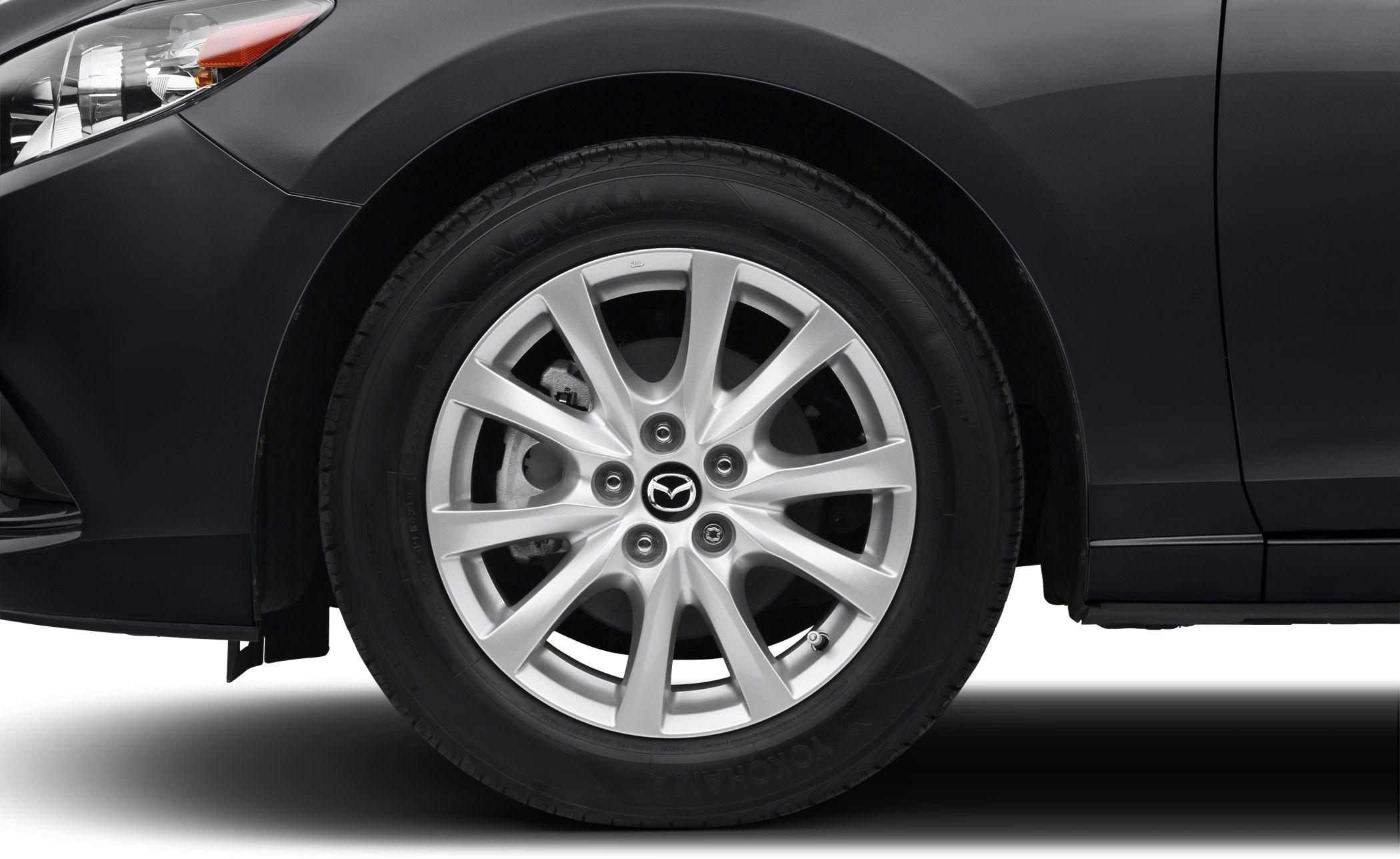 Alloy wheel and front fender close-up