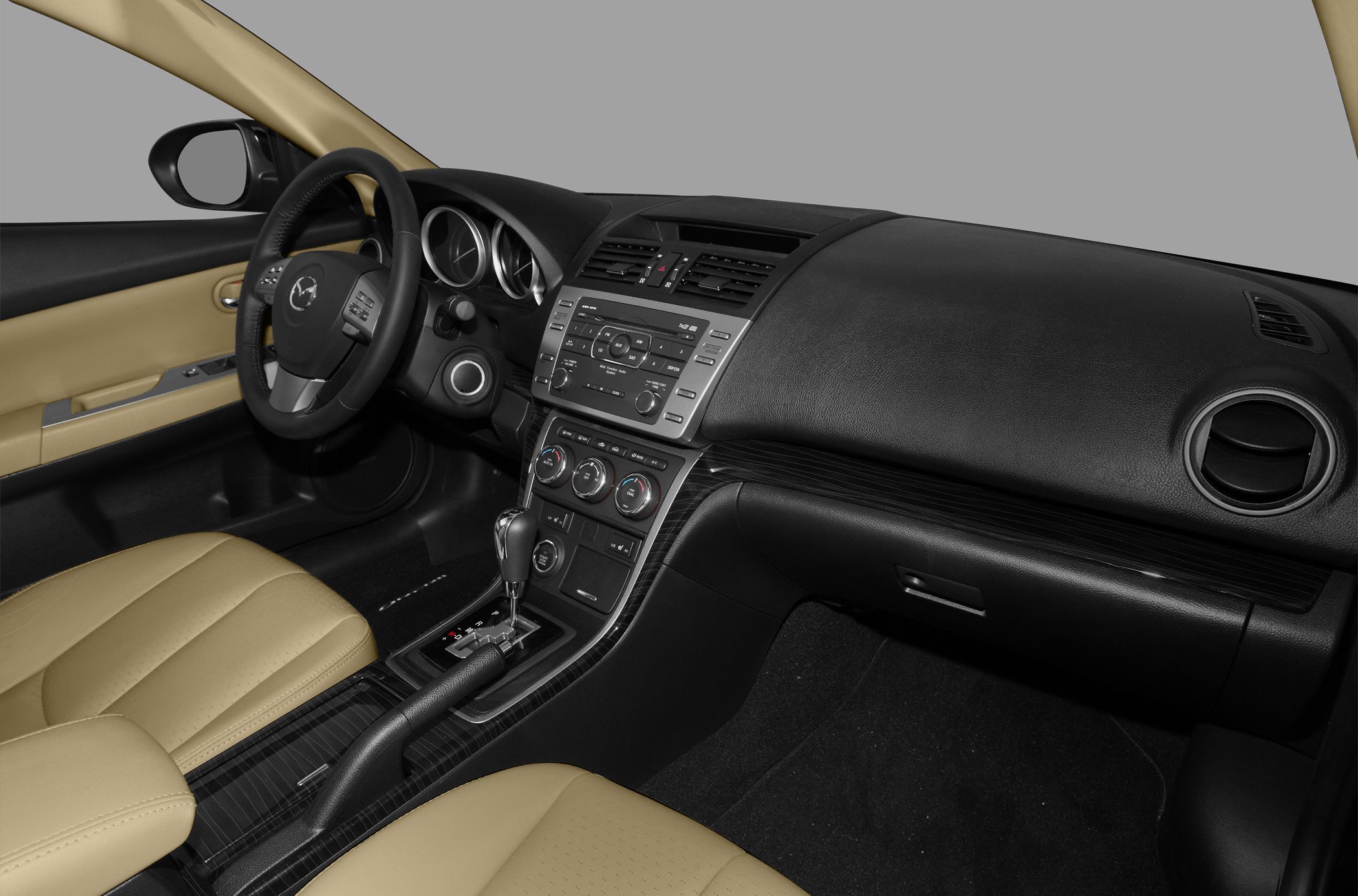Dashboard, steering wheel, automatic gear shift, beige leather seats