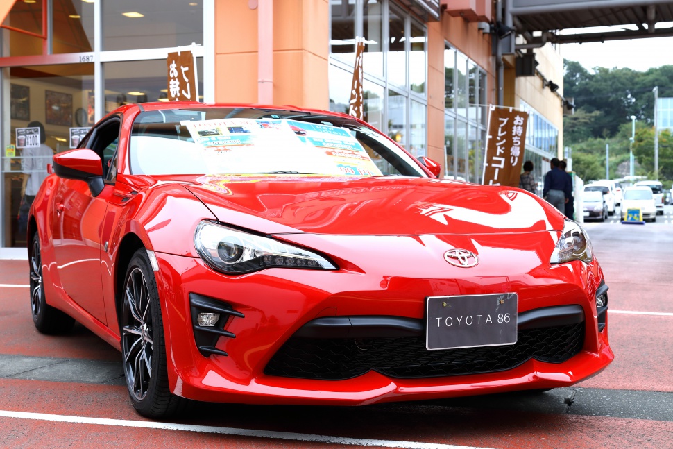 Aggressive headlights and sporty front grille of a 2016 sports coupe