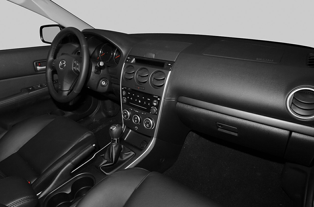 Dashboard, steering wheel, manual gear shift interior view