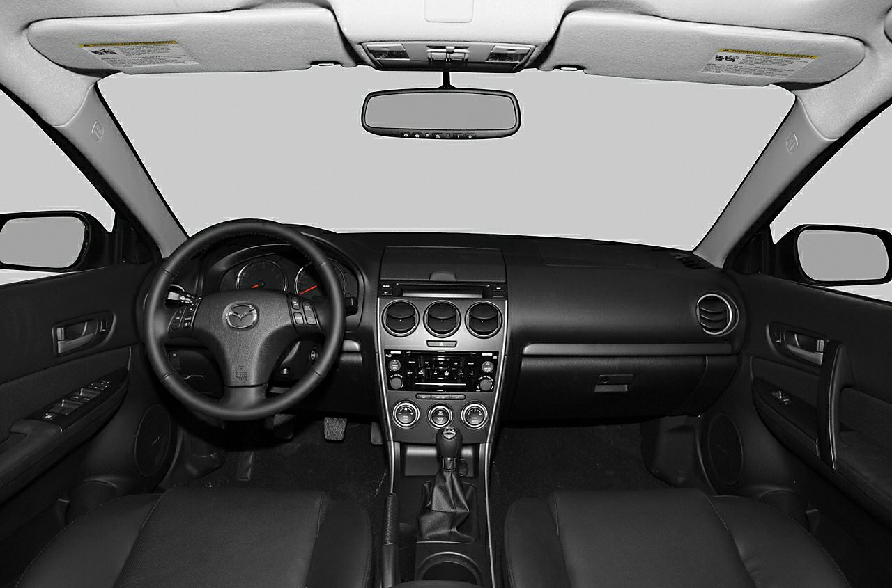 Dashboard, steering wheel, round air vents, manual gear shift