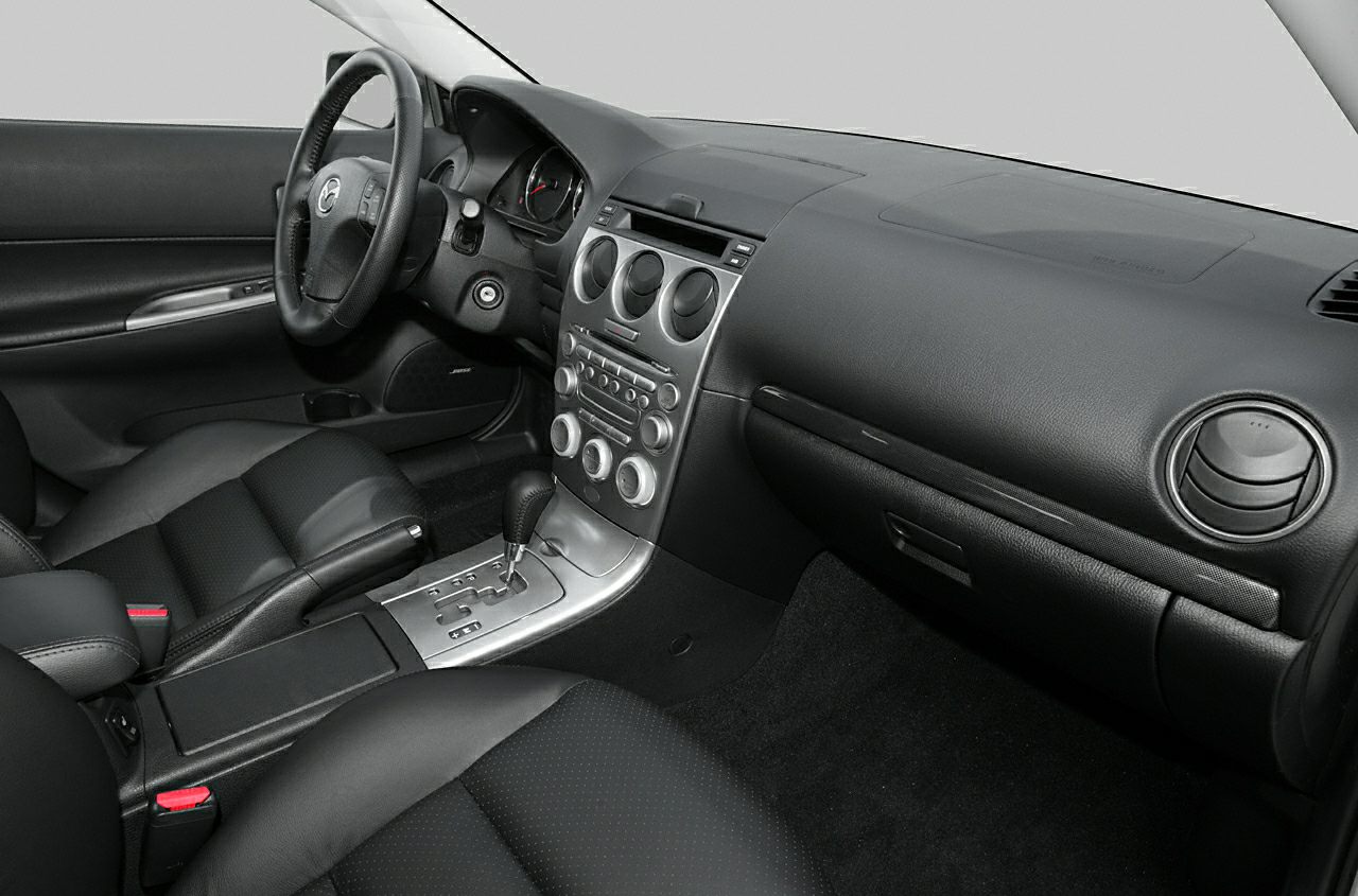 Dashboard, steering wheel, and center console with automatic gear shifter
