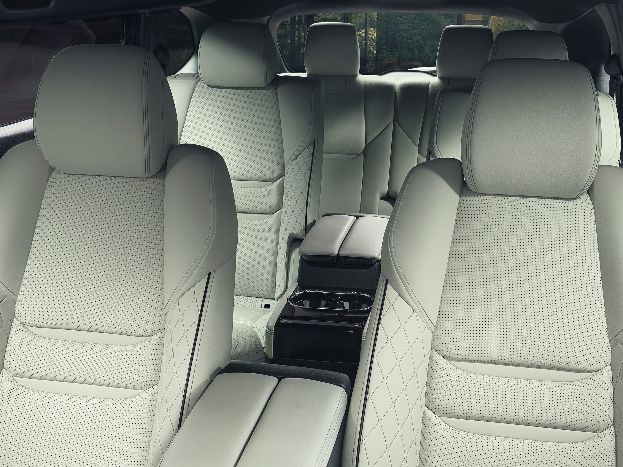 Beige leather seats with quilted stitching and central armrest with cup holders