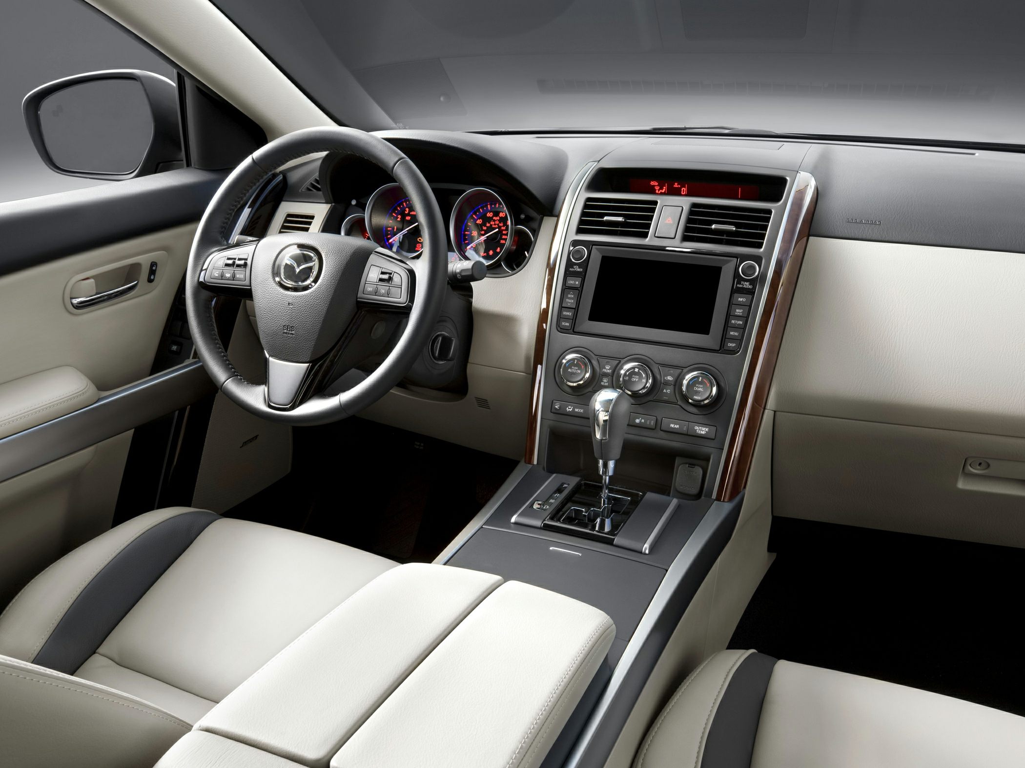 Dashboard, steering wheel, center console with infotainment and gear shift