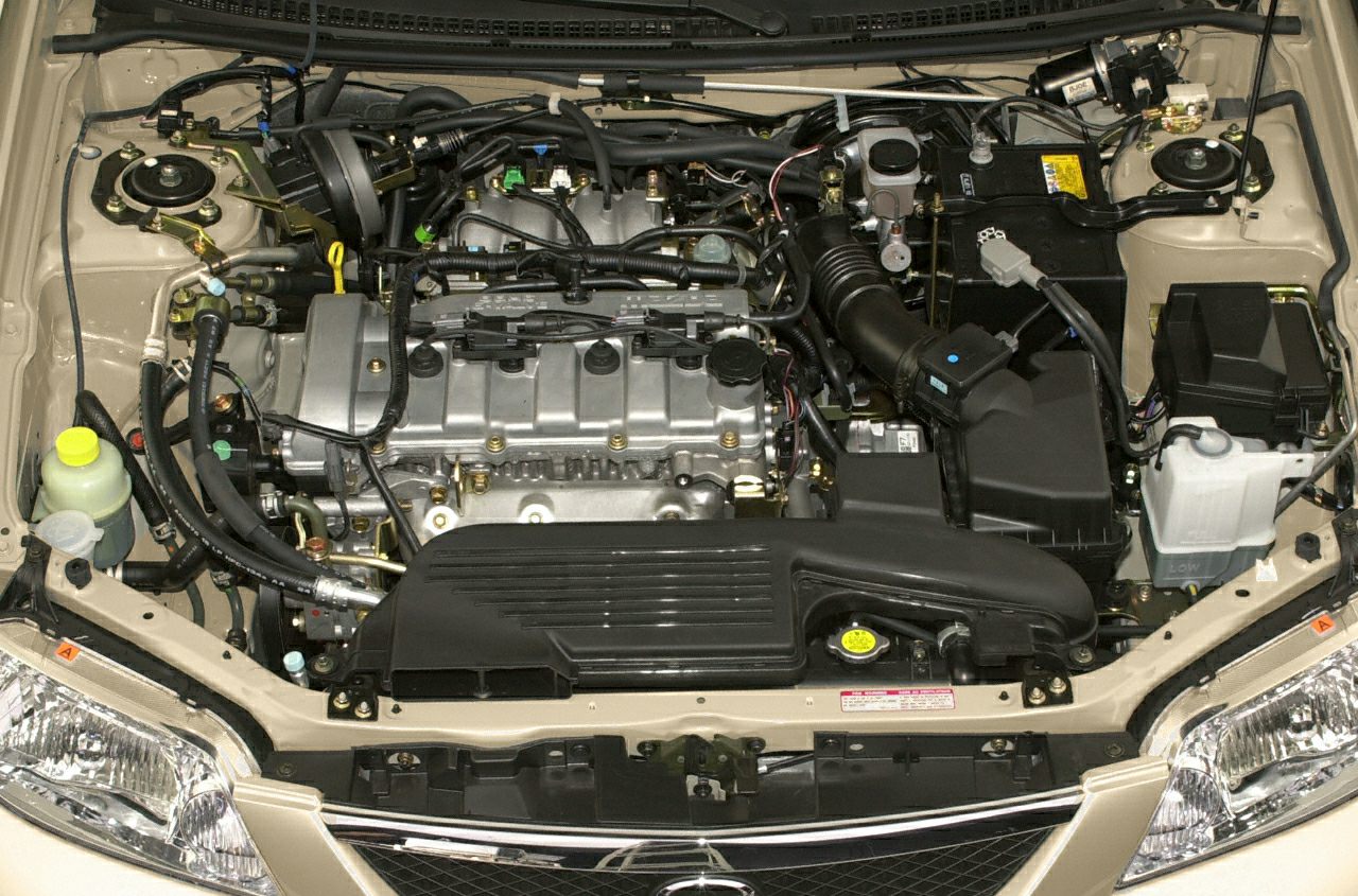 Compact 4-cylinder engine and mechanical components in engine bay