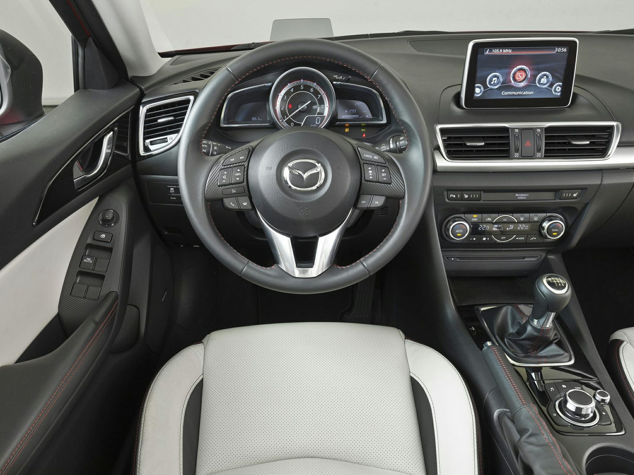 Steering wheel, dashboard, infotainment screen, manual gear shift