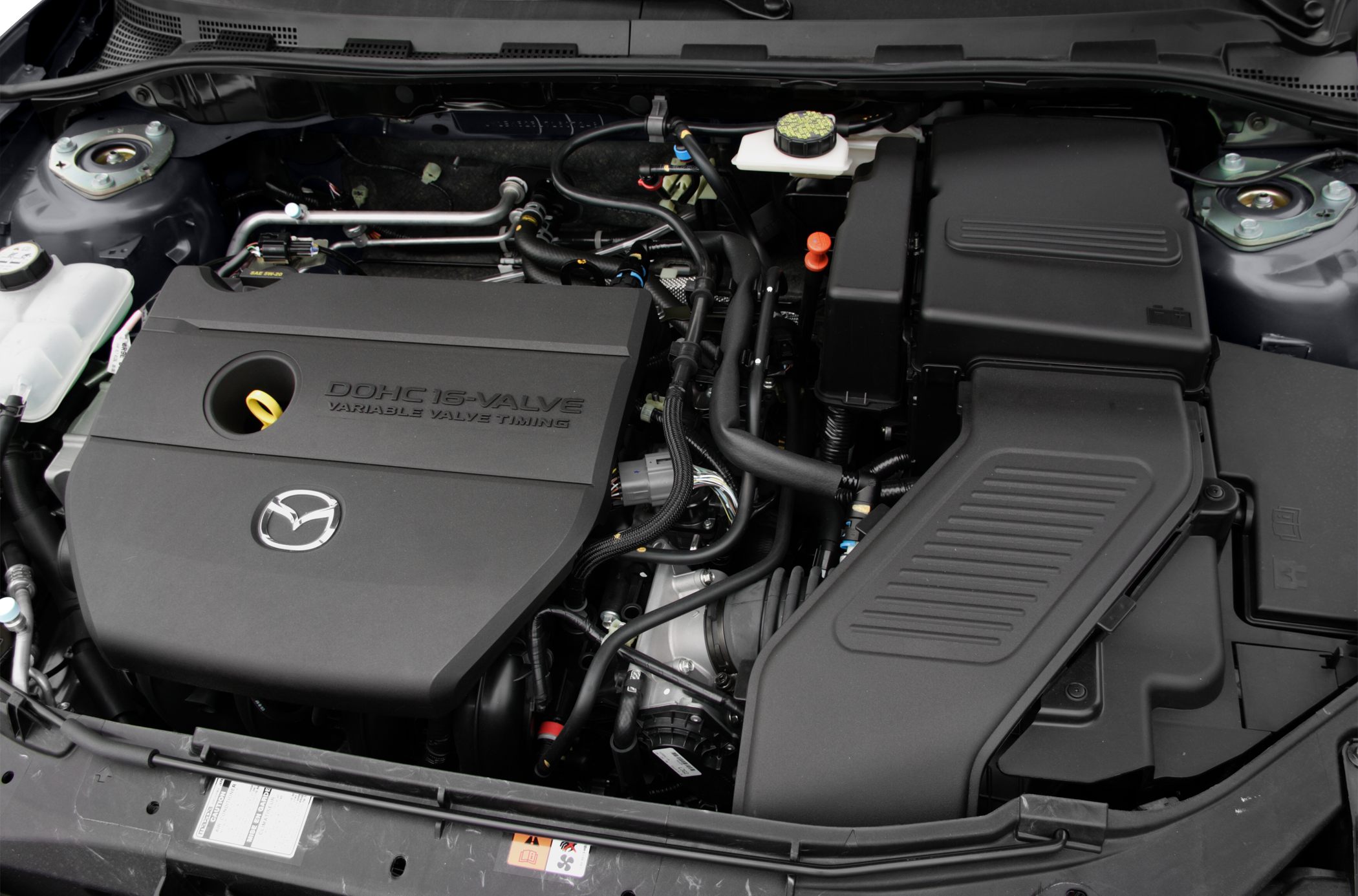 Engine bay with DOHC 16-valve variable valve timing.