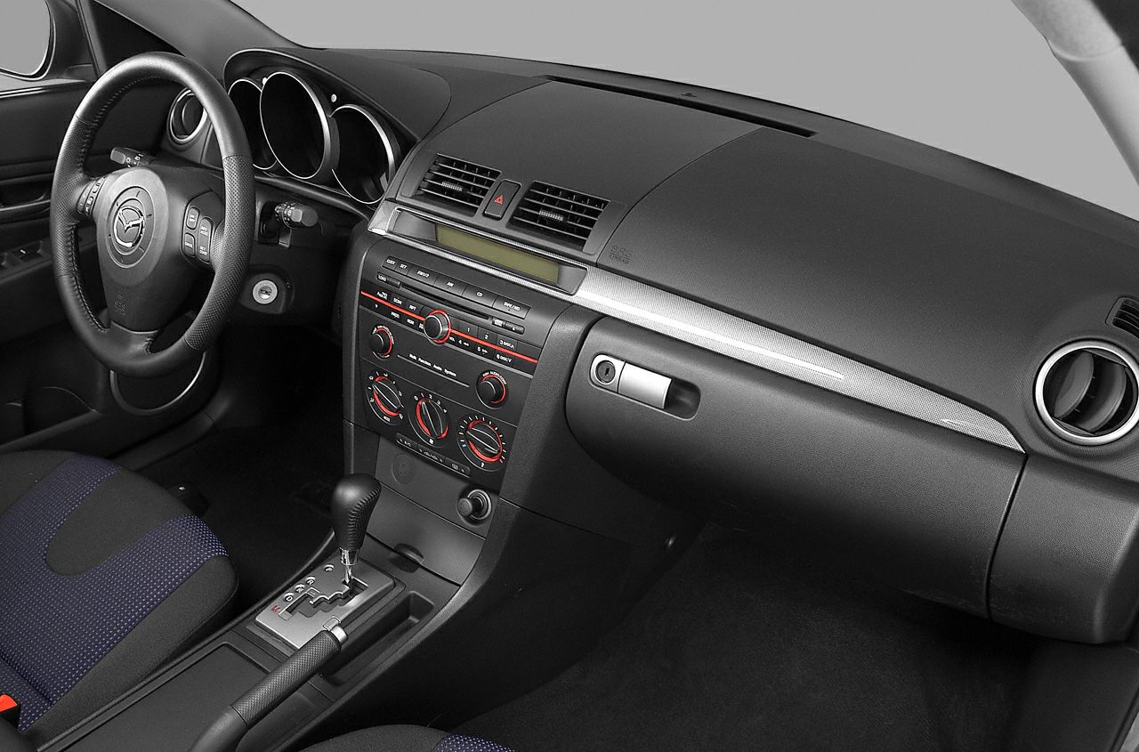 Dashboard, steering wheel, center console with gear shift and climate controls
