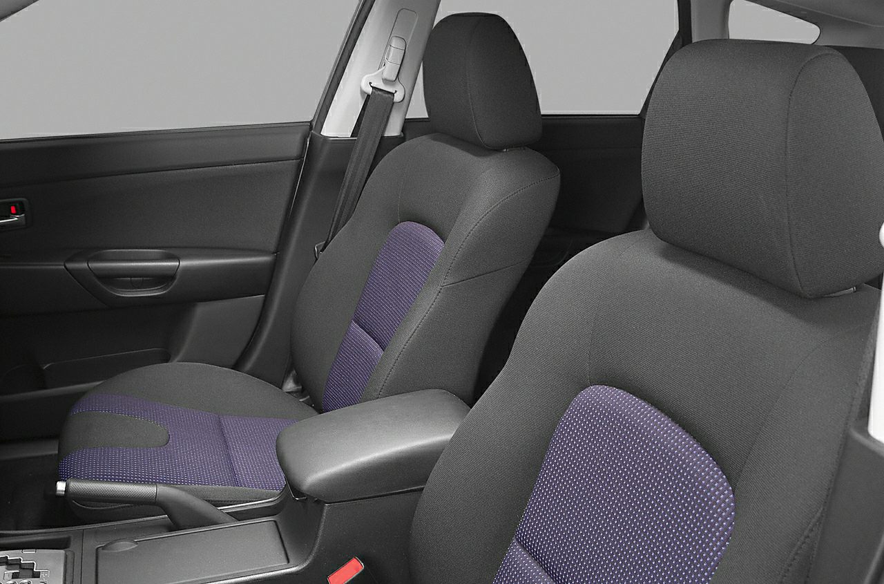 Front seats with fabric upholstery and door panel with seatbelt