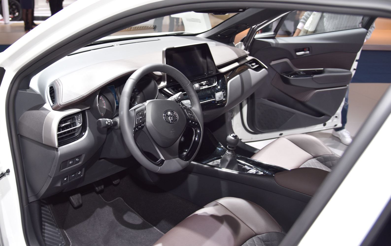 Digital dashboard, touchscreen infotainment, ergonomic steering wheel