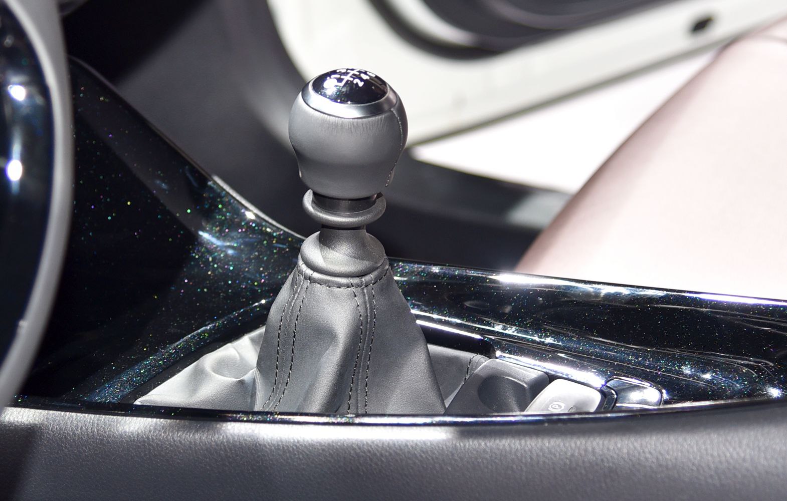 Manual gear shift lever with leather boot and glossy black trim
