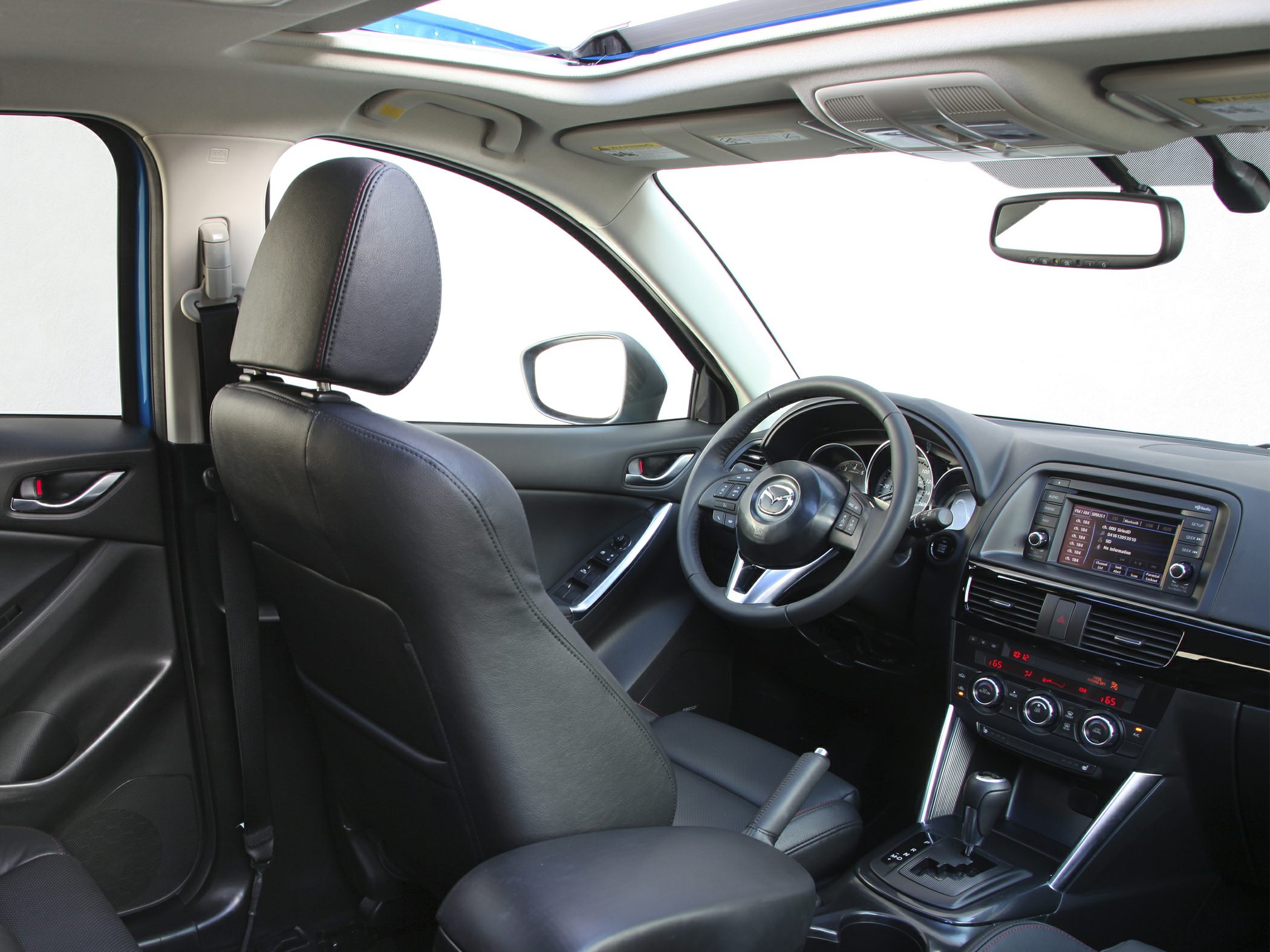 Dashboard, steering wheel, and front seat interior features