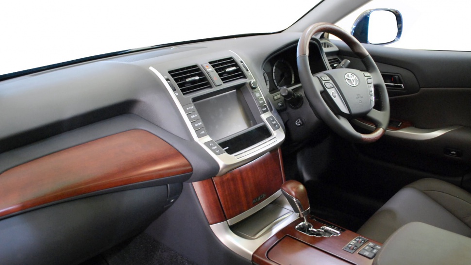 Luxury wood trim dashboard and multifunction steering wheel