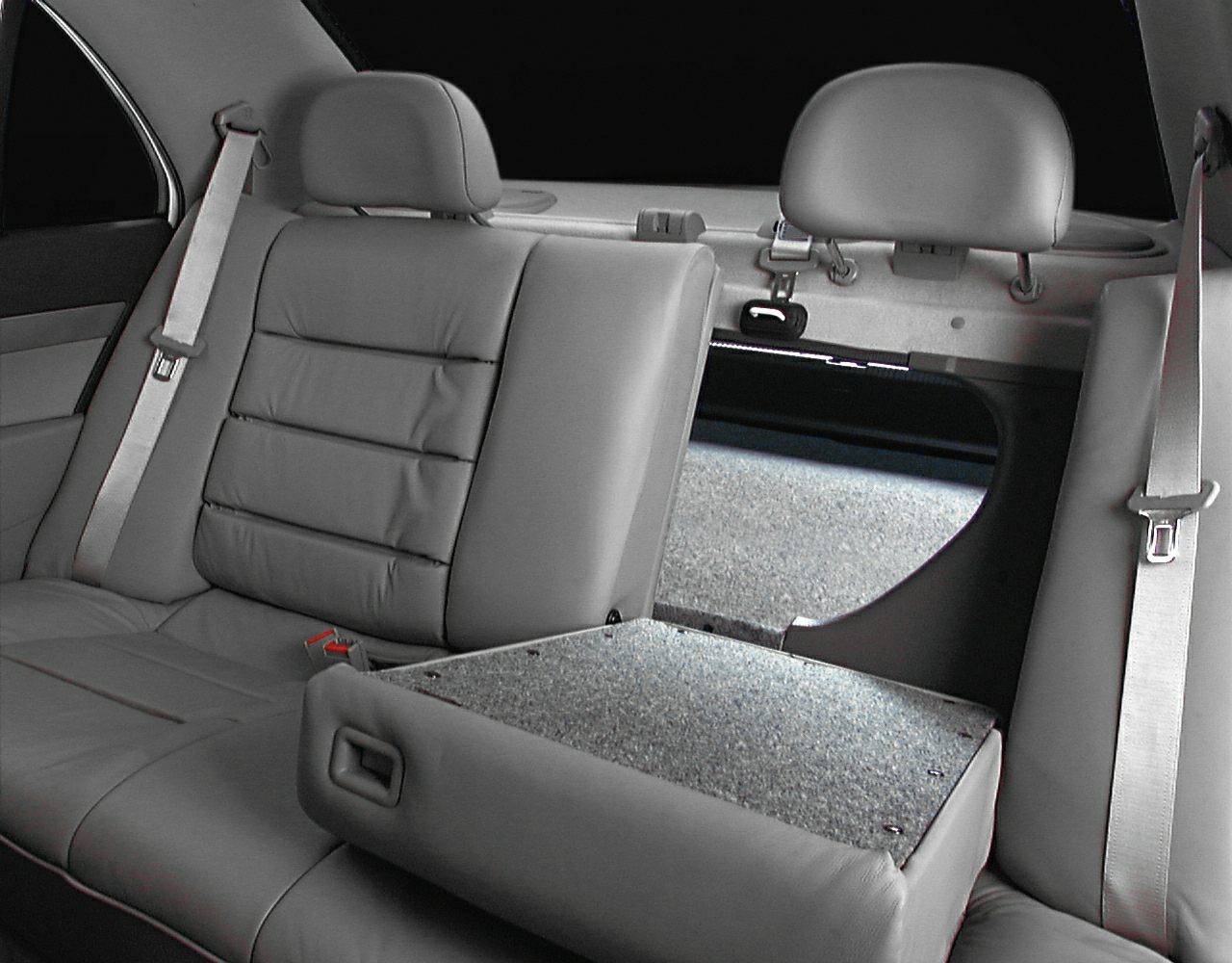 Leather rear seat with fold-down armrest and pass-through