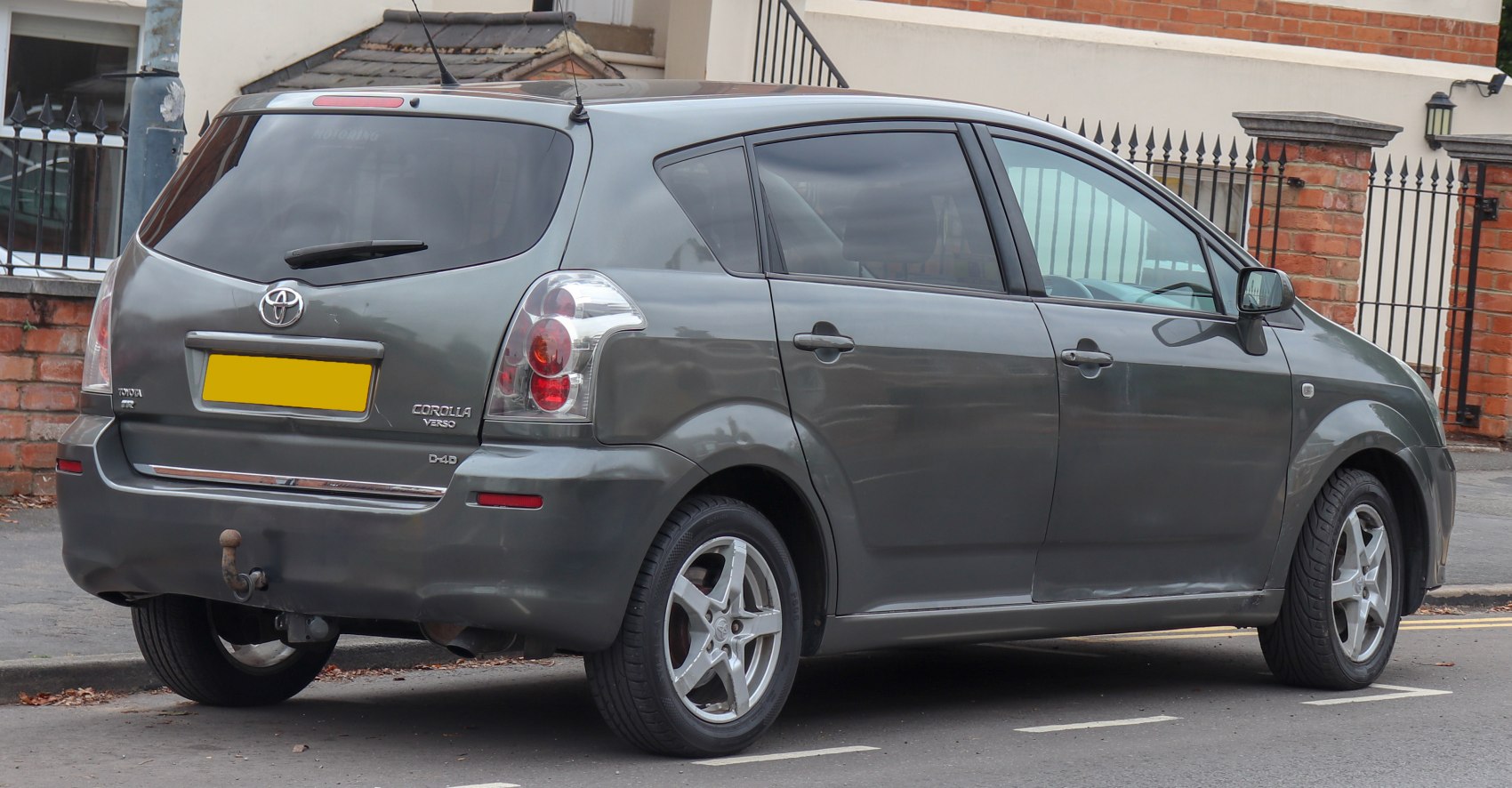 Rear view of compact MPV with vertical taillights and tow hook