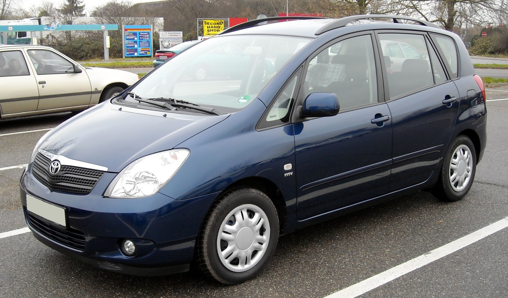 Compact MPV with sleek front-side profile and blue finish